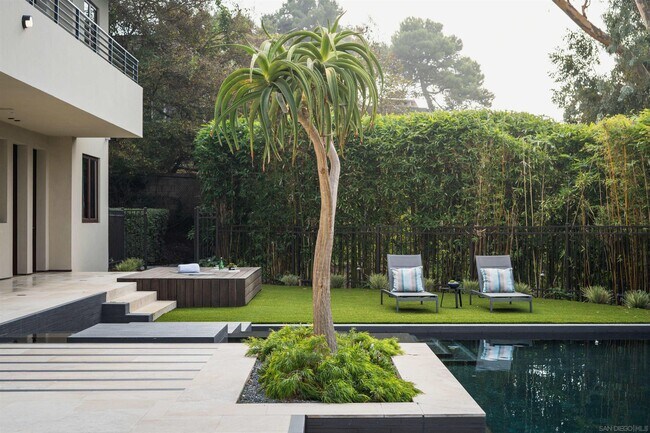 Building Photo - 8070 La Jolla Scenic Dr N