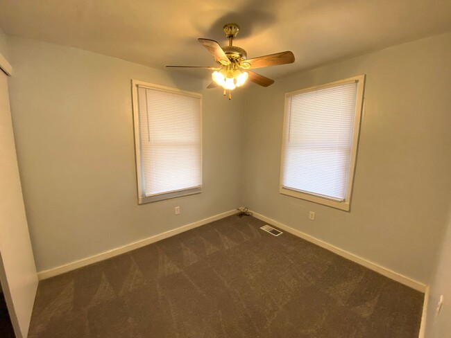 Building Photo - Freshly Updated 2 Bedroom /1Bath w/2 Stall...