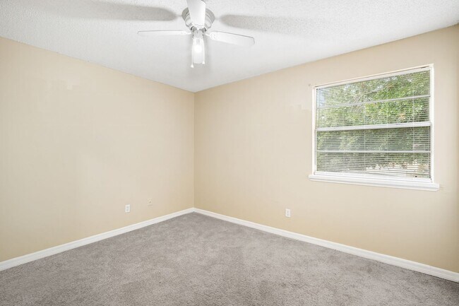 Building Photo - Affordable 3/2 in the Heart of Town And Co...