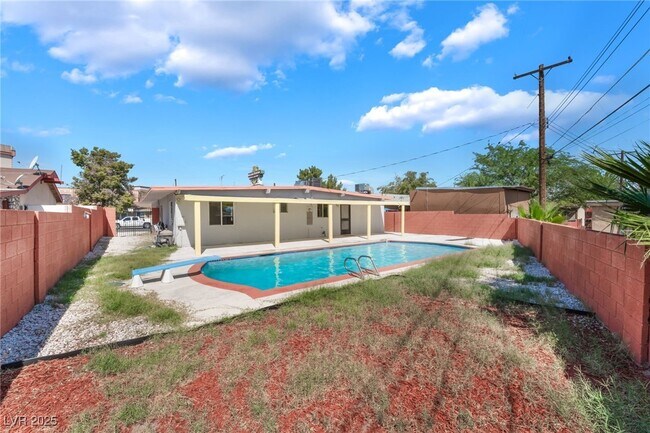 Building Photo - 3008 Lawndale St