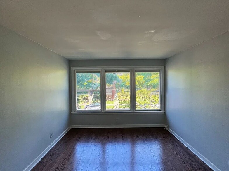 Building Photo - 8957 Lamon Ave