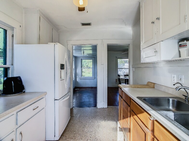 Building Photo - 308 W Smith Ave