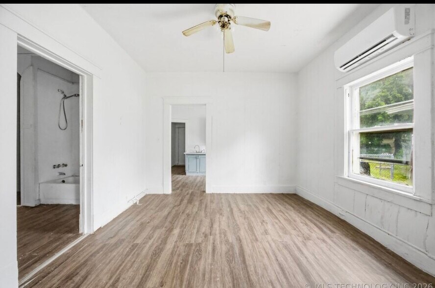 Building Photo - 908 N Collins Ave