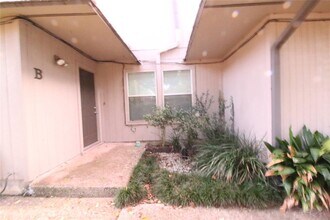 Building Photo - 703 Castle Ridge Rd