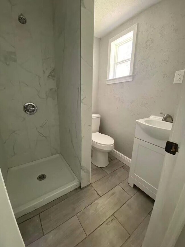 Building Photo - 3 Bedroom 2 Bath Available
