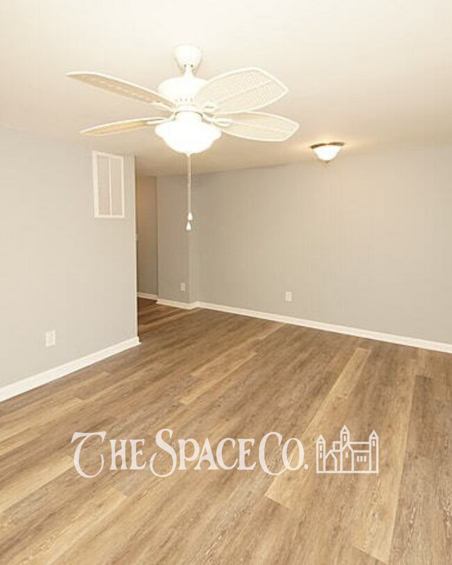 Building Photo - Charming 2-Bedroom Retreat in Vibrant Charleston  Perfect for Cozy Living!