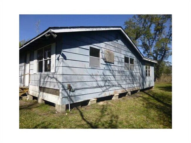 Building Photo - Adoreable 3 BR 1.5 Bath home!