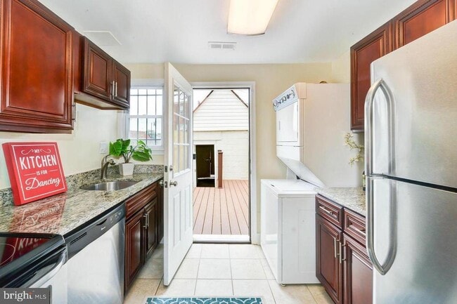 Building Photo - 1648 L St NE