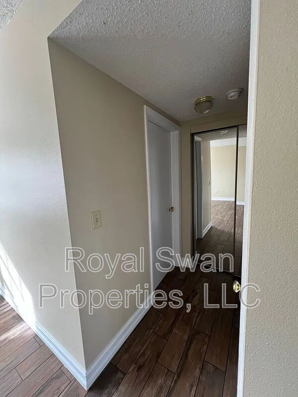 Building Photo - 1920 E Edgewood Dr