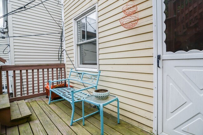 Building Photo - 546 E 8th St