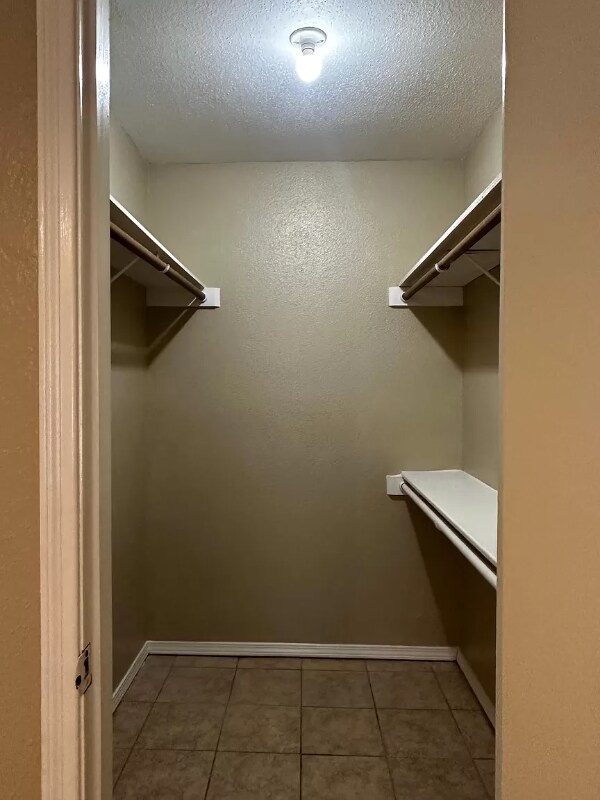 Building Photo - 9797 Leawood Blvd