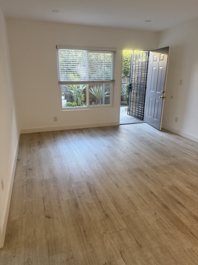 Building Photo - 1121 University Blvd W