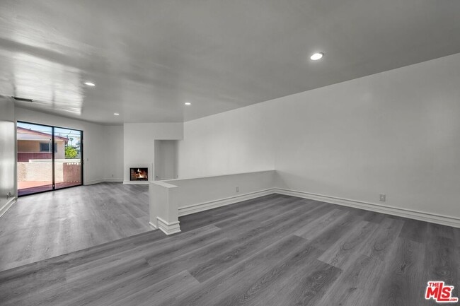 Building Photo - 7301 Vista Del Mar