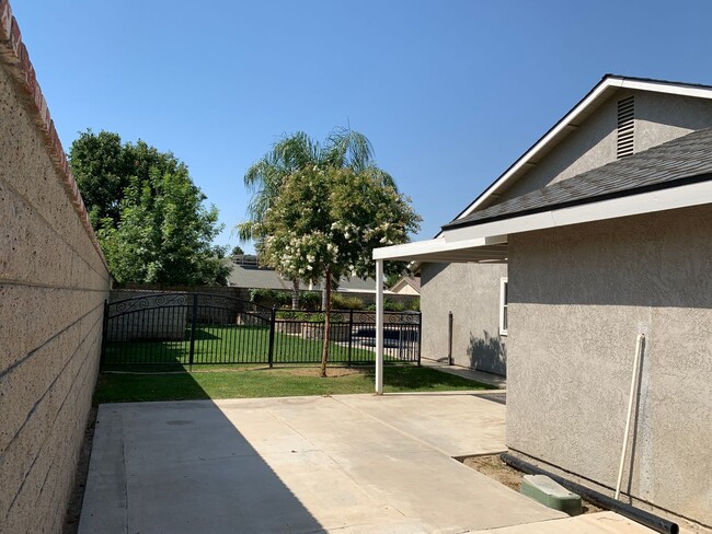 Building Photo - Beautiful 3 Bed West Bakersfield Home W/Po...