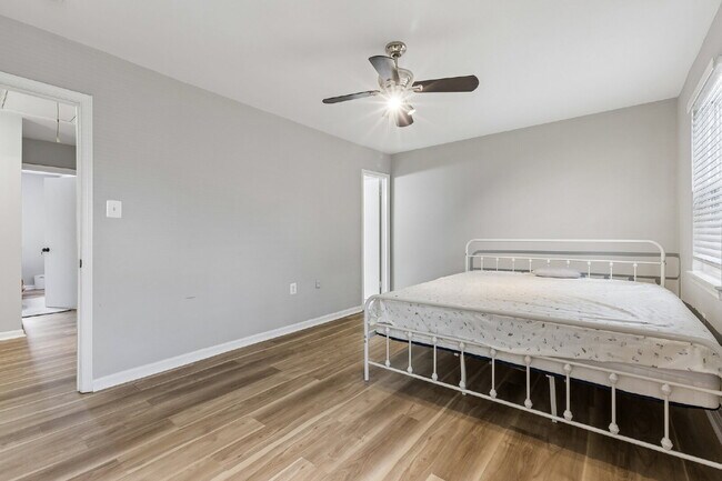 Building Photo - Beautifully remodeled two-level townhouse located in the desirable Irongate Community,