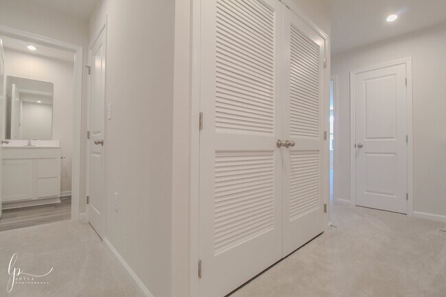 Building Photo - Modern 3-Bedroom Townhome
