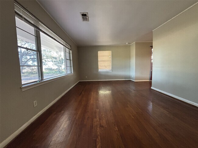 Building Photo - 942 TX-60