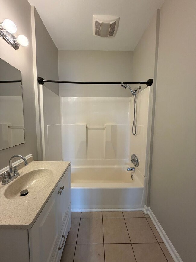 Building Photo - Cozy 2/1 Brick House in Celanese- $1,250