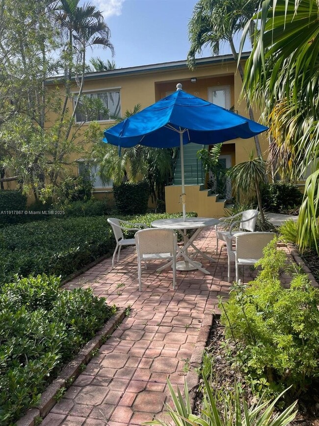 Building Photo - 717 NE 16th Ave