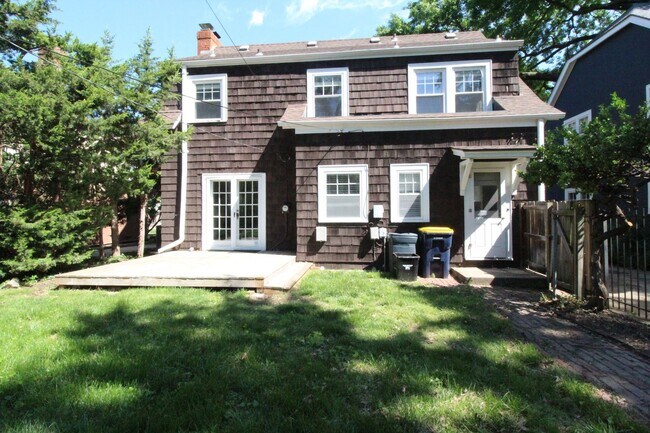 Building Photo - December FREE On This 3 Bedroom 1.5 Bath Home Just Minutes From Brookside