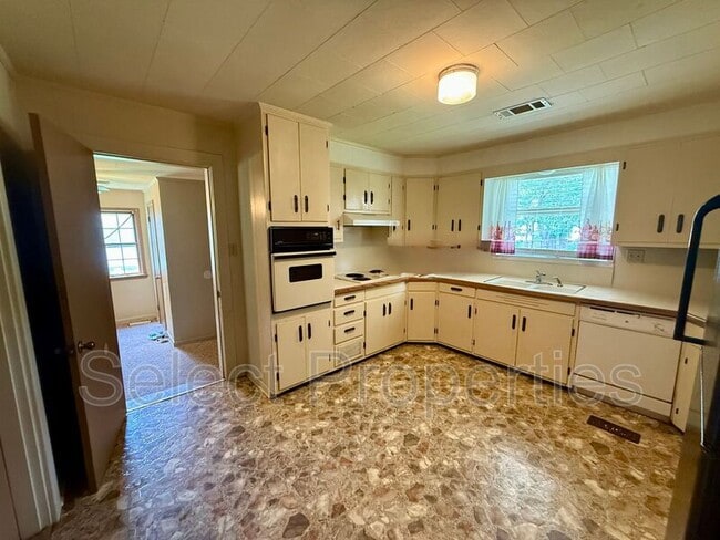 Building Photo - 123 Melrose St