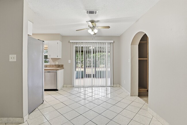 Building Photo - 3 bedroom 2 bath house in Northwood Pines