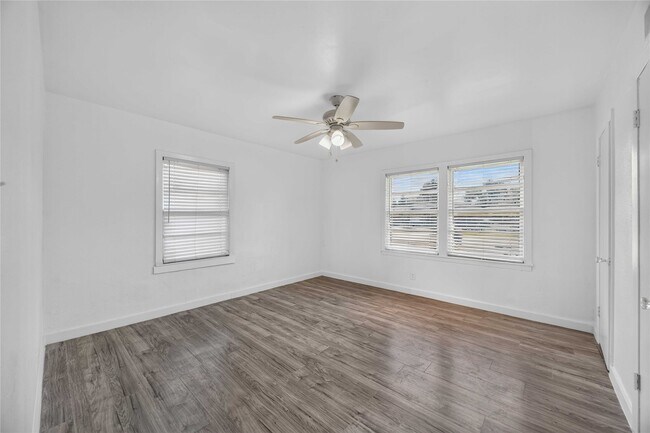 Building Photo - 6207 Heron Dr