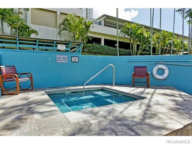 Building Photo - Pearl Regency with 2 Parking! Water views!