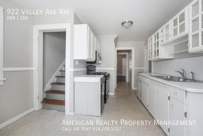 Building Photo - 922 Valley Ave NW
