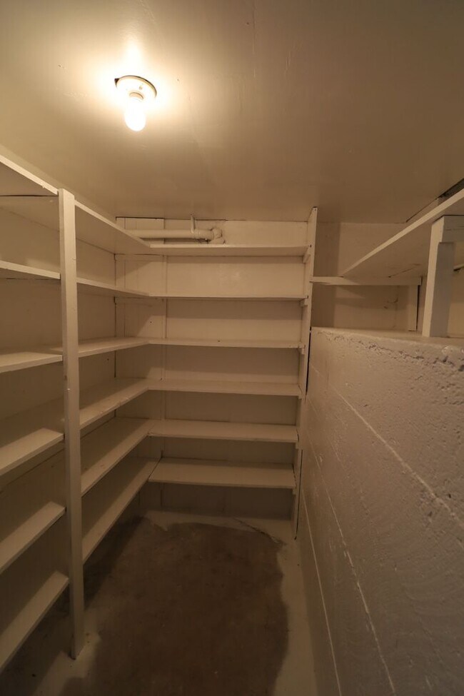 Building Photo - Reduced price