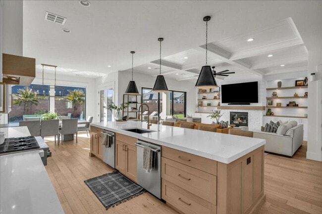 Building Photo - Beautiful 6-Bedroom, 5-Bathroom Home for R...