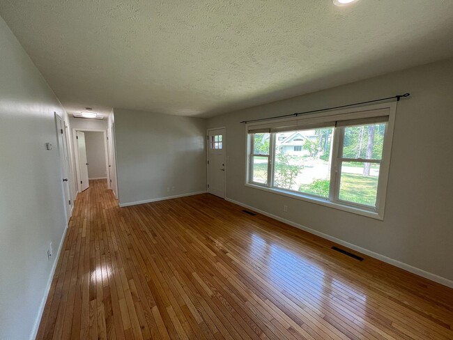 Building Photo - The Little Bungalow of Your Dreams Near East Bay! 2BR / 1BA Long-Term Rental