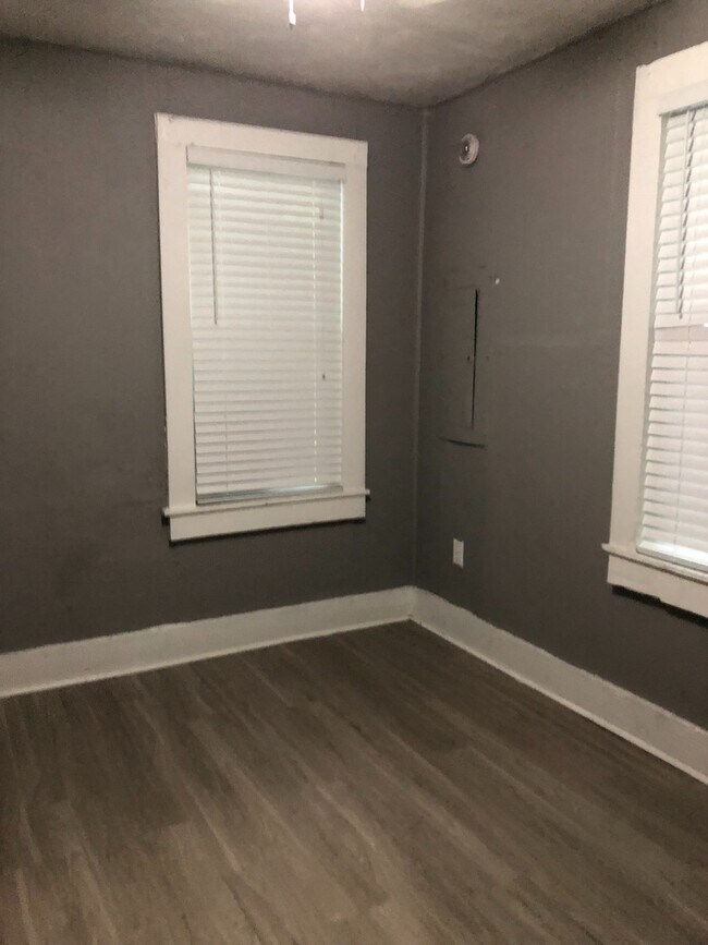 Building Photo - Walk or bike to CAMPUS or downtown!! 3 bed HOUSE