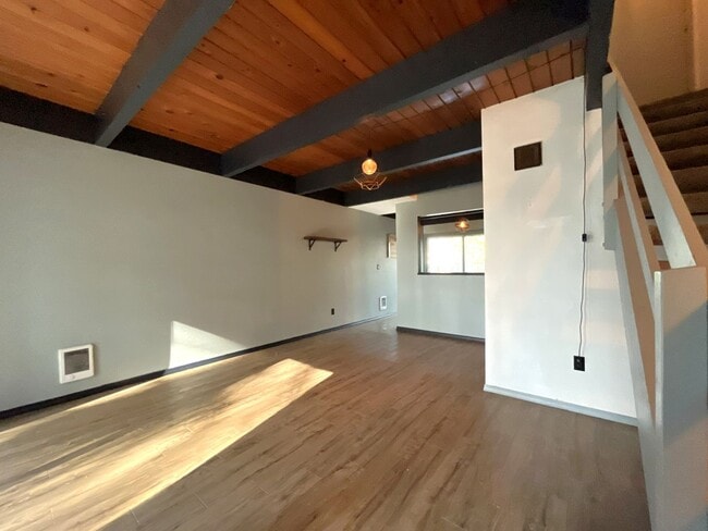 Building Photo - Cozy Portland Home with Spacious Living Room & Fenced Backyard