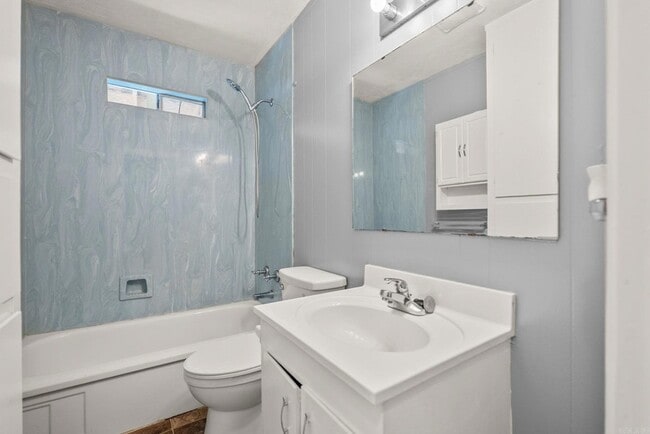 Building Photo - 713 Oakwood