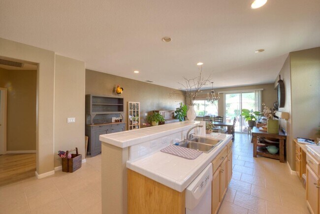 Building Photo - Amazing Large 3 Bedroom 2 Bathroom Home for Lease in Patterson
