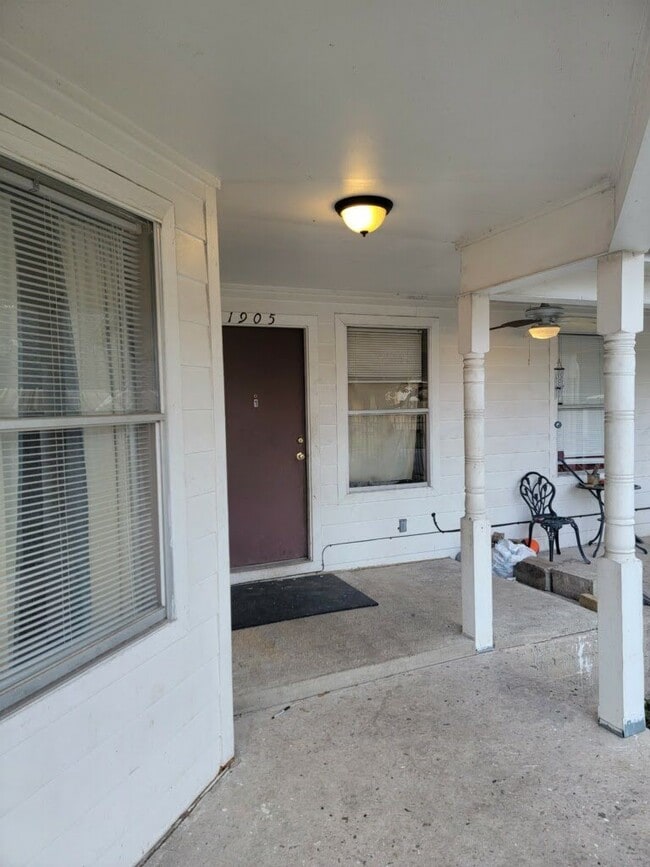 Building Photo - 1905 Chapman St