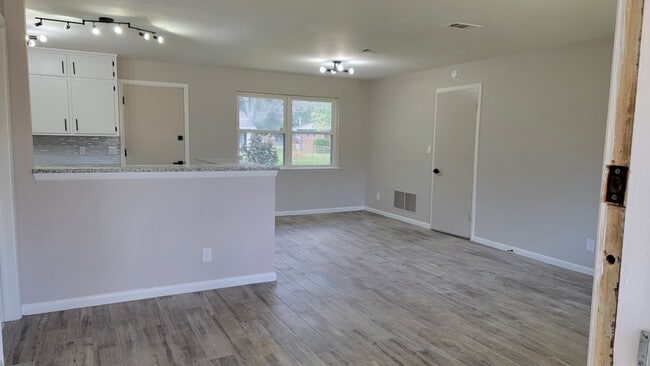 Building Photo - 5067 Lincolnshire Rd