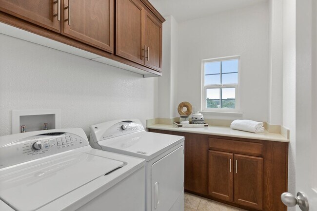 Building Photo - 832 Skycrest Drive