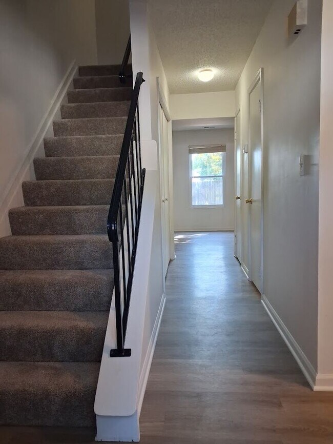 Building Photo - Charming 3BR Townhouse with Fenced Backyard and Community Pool