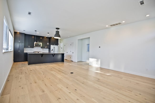 Building Photo - 716 W Stone St