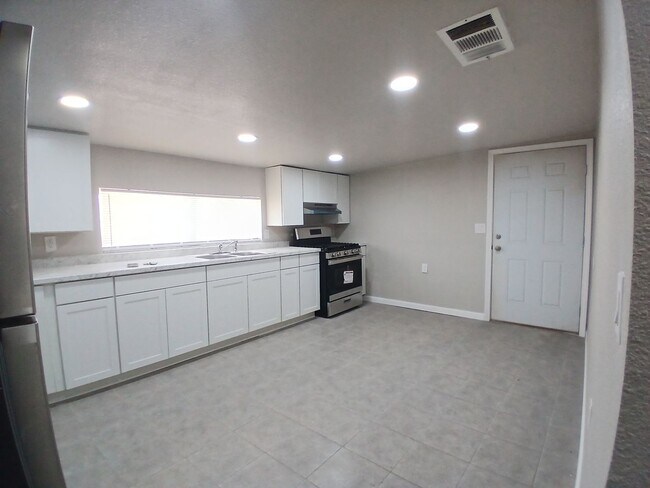 Building Photo - Charming Renovated 3-Bedroom Home for Rent