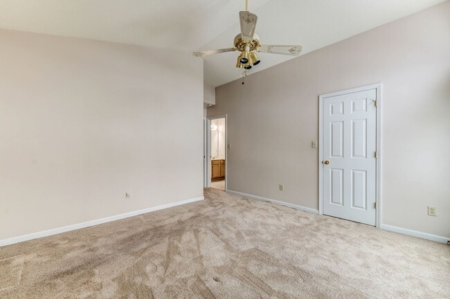 Building Photo - SPACIOUS 3 BEDROOM 2 BATH W/2 CAR GARAGE