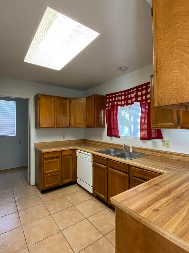 Building Photo - 6932 W Paradise Dr