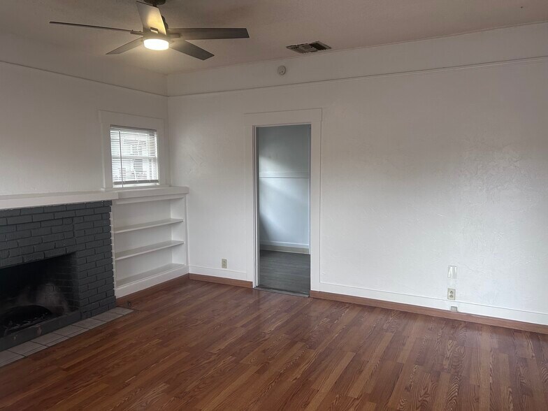 Building Photo - 616 E 8th St