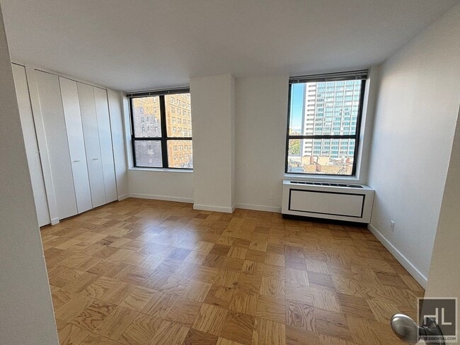 Building Photo - HUGE NO-FEE 1 BED WITH BEAUTIFUL VIEWS IN ...