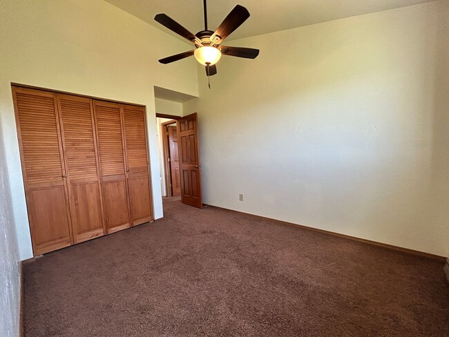 Building Photo - 2 bed, 1 Bath in Hamilton. Includes one ca...