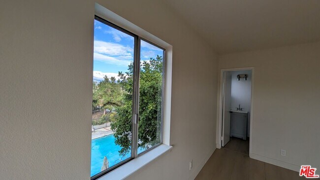 Building Photo - 7300 Lennox Ave