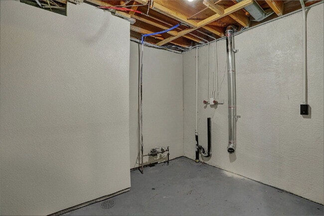 Building Photo - 817 Westmoor Dr