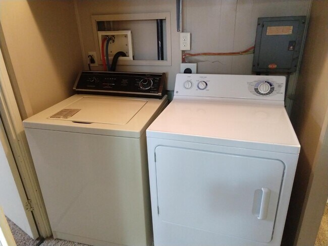 Building Photo - 112 E Cherry St